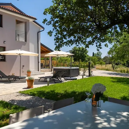 Casa Pinia With Outdoor Jacuzzi Poreč