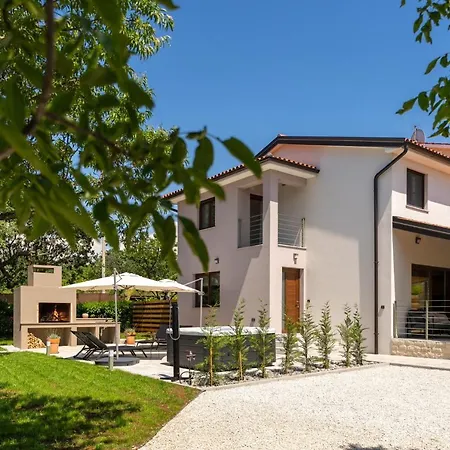 Casa Pinia With Outdoor Jacuzzi * Poreč