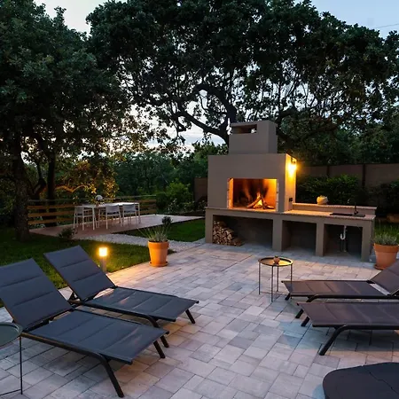 Villa Casa Pinia With Outdoor Jacuzzi Poreč