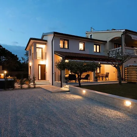 Villa Casa Pinia With Outdoor Jacuzzi Poreč