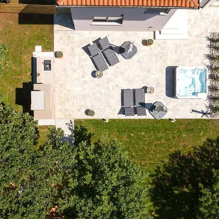 Casa Pinia With Outdoor Jacuzzi Poreč